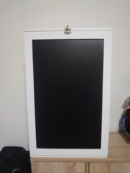 Nástěnný regál s výklopnou odkládací plochou
