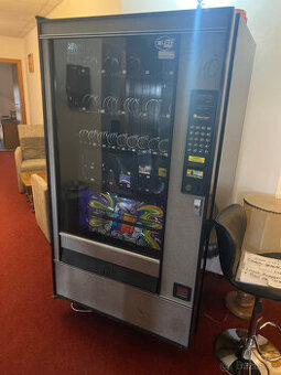 Prodejní Snack automat na chlazené nápoje a snack sortiment