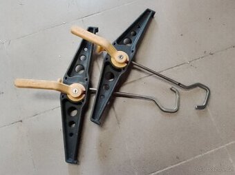 Držák žebříku na zahrádku