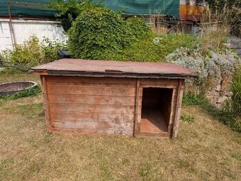Dřevěná bouda pro velkého psa
