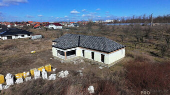 Prodej pozemku s hrubou stavbou domu 5+kk v Mikulčicích, pro