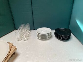 podšálků, sklenic a pizzových talířů