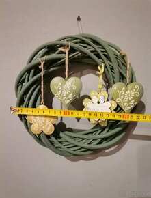 Jarní proutěný věnec s dekoracemi