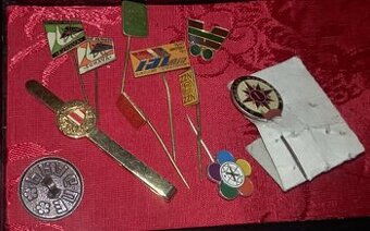 Vojenské knoflíčky, spona