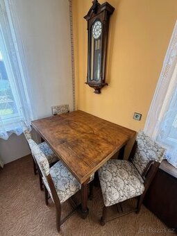 Starožitný stůl a 4 židle