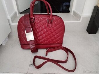 Vínová lakovaná luxusní kabelka včetně lakovaného pásku
