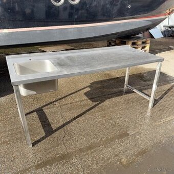 Nerezový stůl s dřezem