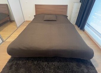 Přehoz přes postel s polštářem