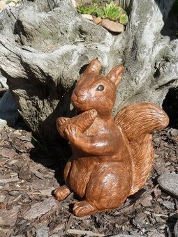 Veverka velká - dekorace, umělý kámen