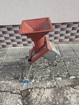 Shání tu nekdo drtič větví?