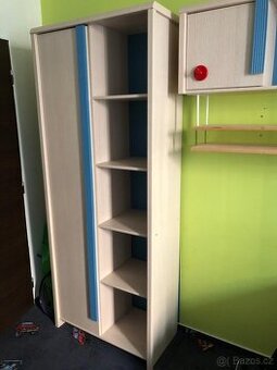 Šatní skřn s poličkami