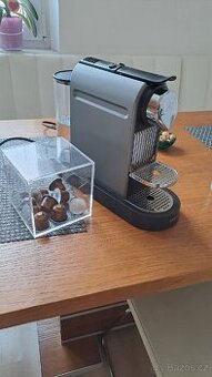 Kávovar Nespresso,včetně boxu na kapsle