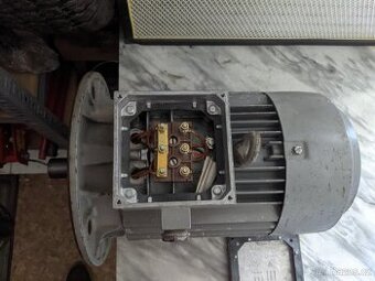 PŘÍRUBOVÝ ELEKTROMOTOR 3,0 kW, 2950 RPM