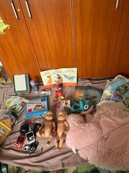 Autosedačka, 2x miminko Baby Born, Gerda plyšák + 2 knihy