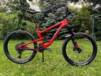 Santa Cruz Nomad 4 C S (2020) – hobby enduro, málo jeté.