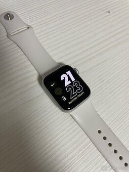 Apple Watch SE 40mm Stříbrný hliník s bouřkově modrým sporto