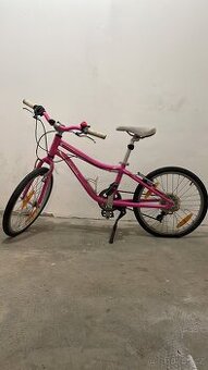 Růžový holčičí kolo značky Specialized