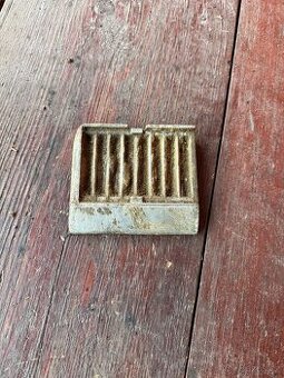 kryt pod baterku na veterána.