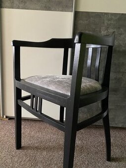 Raritní retro židle z masivu — elegantní, cenný kousek ve vý