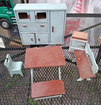 Starý nábytek pro panenky