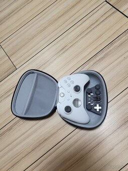 Microsoft Xbox Elite s příslušenstvím