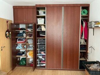 Šatní stěna s posuvnými dveřmi