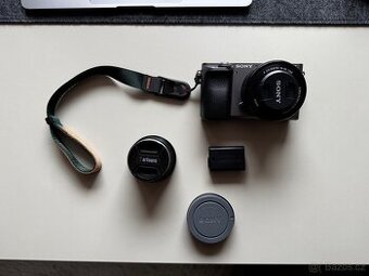 Sony A6000, 2 objektivy, baterie, 12tis. závěrka