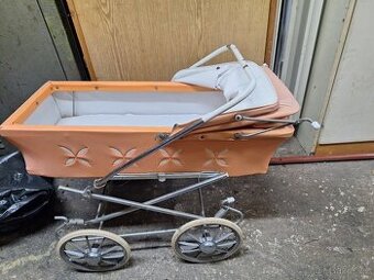 Starožitný kočárek na panenky