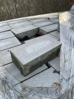 Stavební materiál,dlažba,skruže,obrubníky,kanalizační šachty