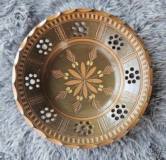 Ručně prořezávaný talíř Óbánya