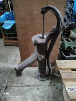 Ruční litinová pumpa