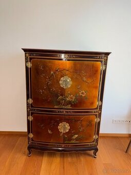 Orientální komoda v čínském stylu