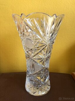 Broušená váza výška 25 cm, horní průměr 15 cm