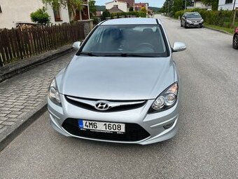 Hyundai i30 - stříbrná metalýza, nafta, 2011