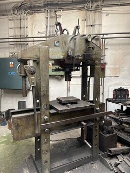 Hydraulický lis CDM 80 včetně menšího ručního lisu LRH 2