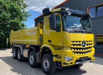 Mercedes-Benz AROCS 3248 8x4 - třístranný sklápěč