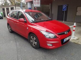 Hyundai i30 CW 1.6 CRDI 66kW kombi A/C + zimní pneu