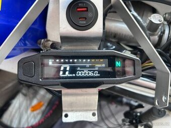 Digitální tacho na Yamaha TT600R a zásuvka 12V