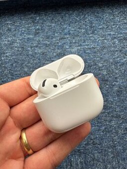 Apple AirPods 4 – levé sluchátko + nabíjecí pouzdro