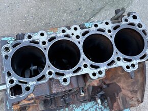 Blok + klika, hlava a jiné díly Nissan 2.5dCi YD25 Motor