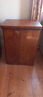 Šicí stroj skříňový