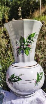 Porcelánový sen: Romantická váza s konvalinkami.