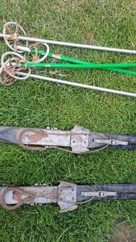 Retro lyže a hůlky