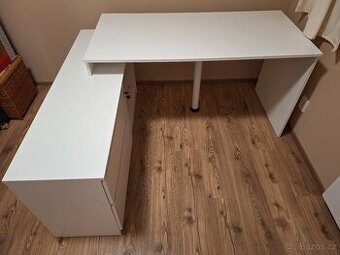 rohový bílý pracovní stůl s policemi