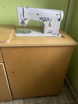 Stůl s šicím strojem