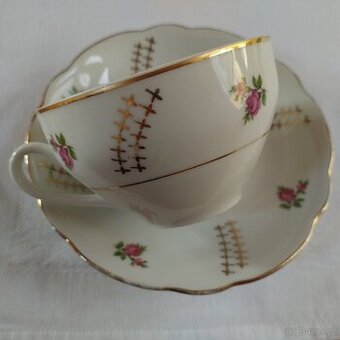 Starožitnÿ šálek s podšálkem