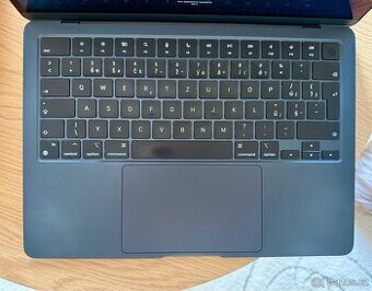 MacBok Air M2 (2022) – 8GB/26B – top stav
