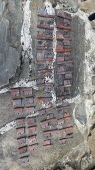 Staré ocelové panty