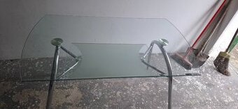 Skleněný stůl