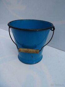 Modrý smaltovaný kbelík , starý ca 80 let , pro dekorace . .